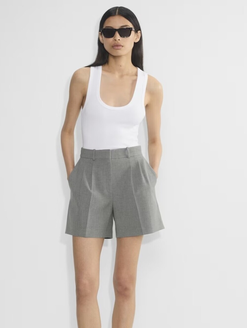 Babaton Luxe Heathered Gray Pleated Mid-thigh Shorts with Pockets (Size US 0)